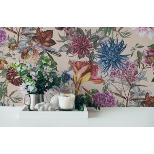 Vliestapete mit Blumenmuster in Beige und Rosa. Dekorative Tapete mit floralem Design.