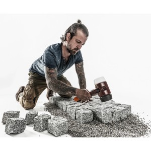 Mann verlegt Pflastersteine mit Halder Schonhammer Gummi/Superplastik D 40 mm.