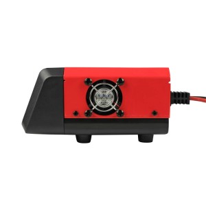 Rotes APA Werkstattladegerät Digital 6/12 V 15 A, Seitenansicht mit Lüftergitter und Kabel. Autoelektrik.