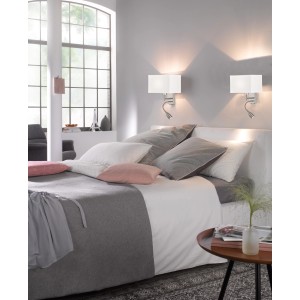 Zwei Fischer & Honsel Wandleuchten Dream in Nickelfarben/Weiß über einem Bett im Schlafzimmer.