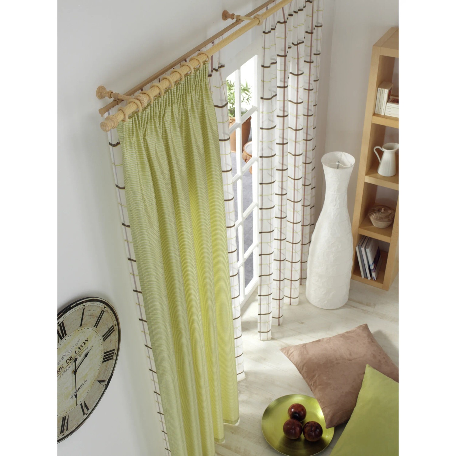 Gardinia Gardinenstangen-Set Lugano Kiefer, 300 cm, mit Vorhang und Dekoration im Wohnraum.