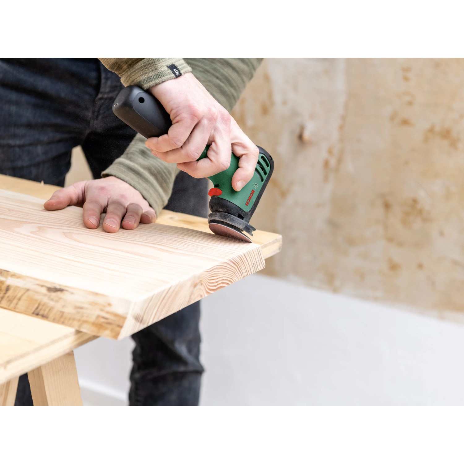 Bosch Schleifpapier F460 P120 (6 Stk.) im Einsatz auf Holz.