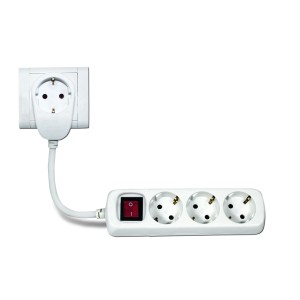 Weiße 3-fach Steckdosenleiste Powersplit mit Schalter und Stecker für Wandsteckdose.