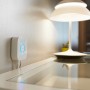 Philips Hue Bridge mit Tischleuchte: Zentrale Steuerung für smarte Beleuchtung im Wohnraum.