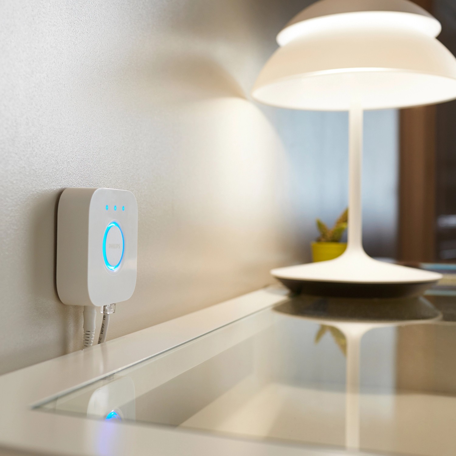 Philips Hue Bridge mit Tischleuchte: Zentrale Steuerung für smarte Beleuchtung im Wohnraum.