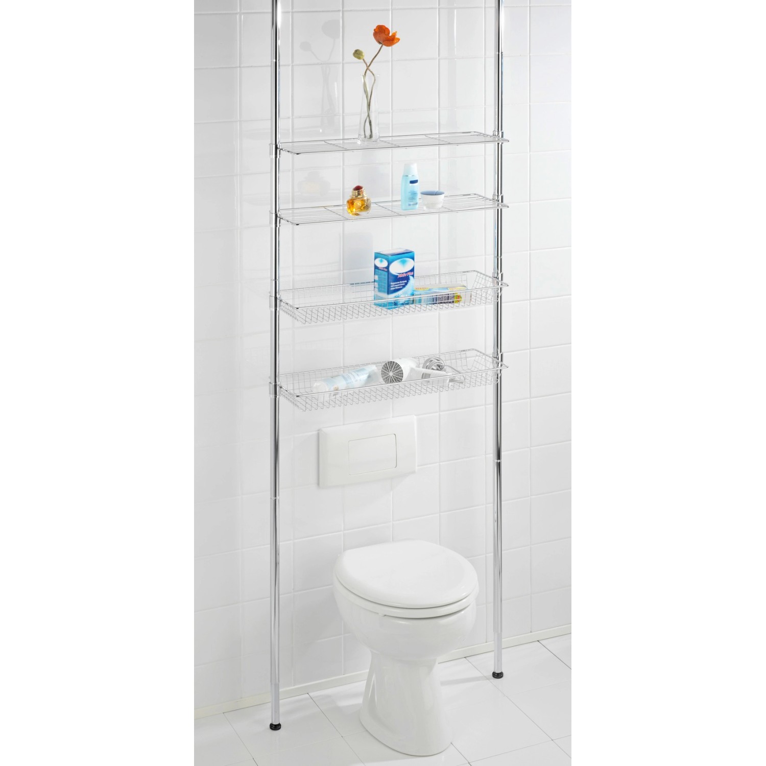 Wenko Teleskopregal Ellera Chrom über Toilette mit vier Ablagen für Badutensilien.