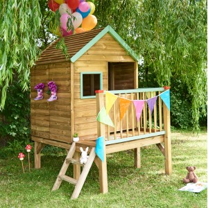 Soulet Kinderspielhaus Winny aus Holz mit Leiter, Veranda und bunten Girlanden.
