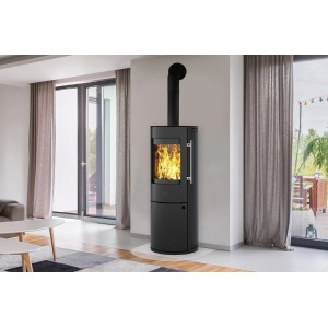 Schwarzer Kleining Lugano Kaminofen 6 kW mit Automatik im Wohnraum.