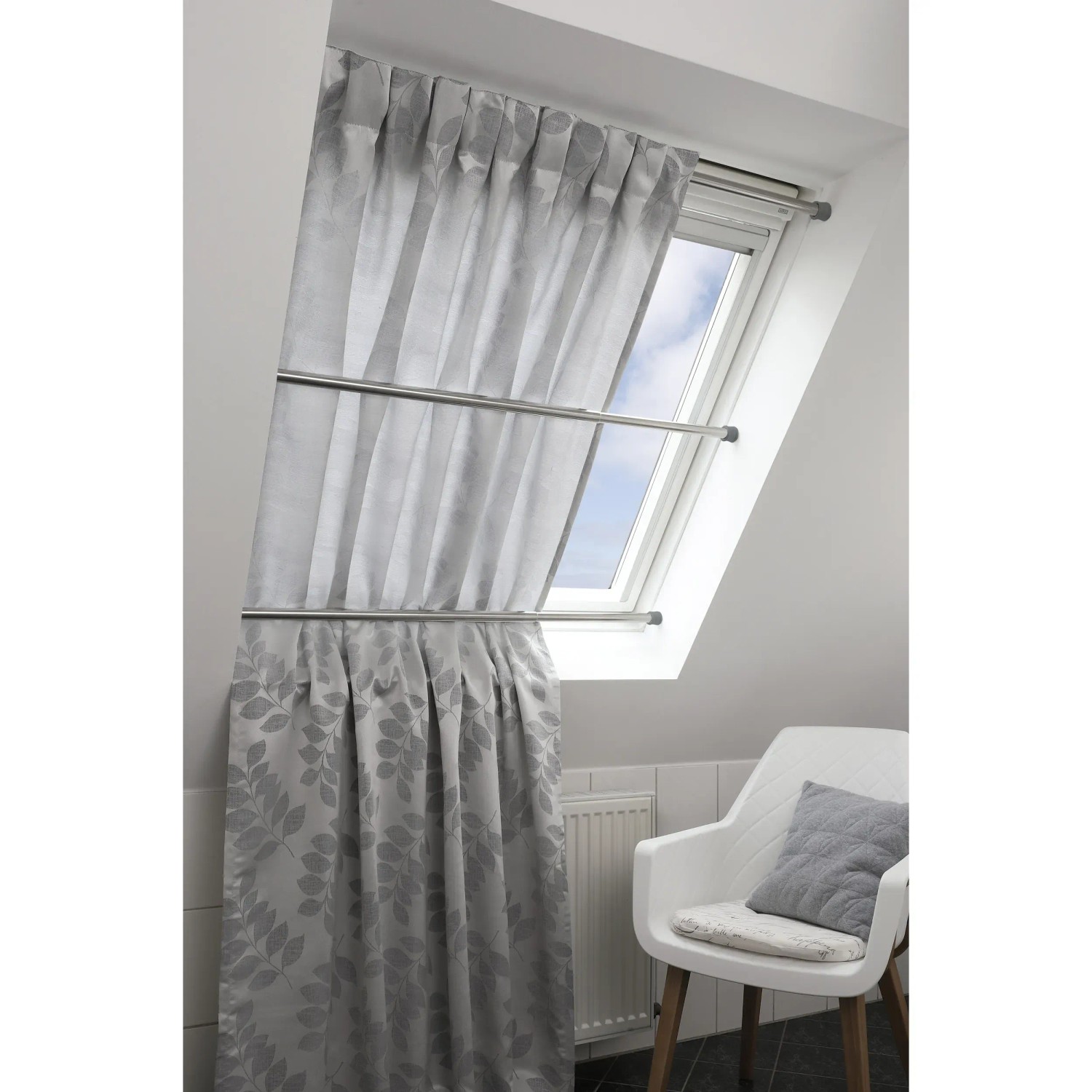 Gardinia Spannstange in Nickel-Optik am Dachfenster mit grauem Vorhang. Flexible Montage ohne Bohren.