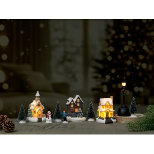 Dekorative, beleuchtete Miniatur-Weihnachtslandschaft mit Kirche, Häusern, Bäumen, Schneemann und Laterne.
