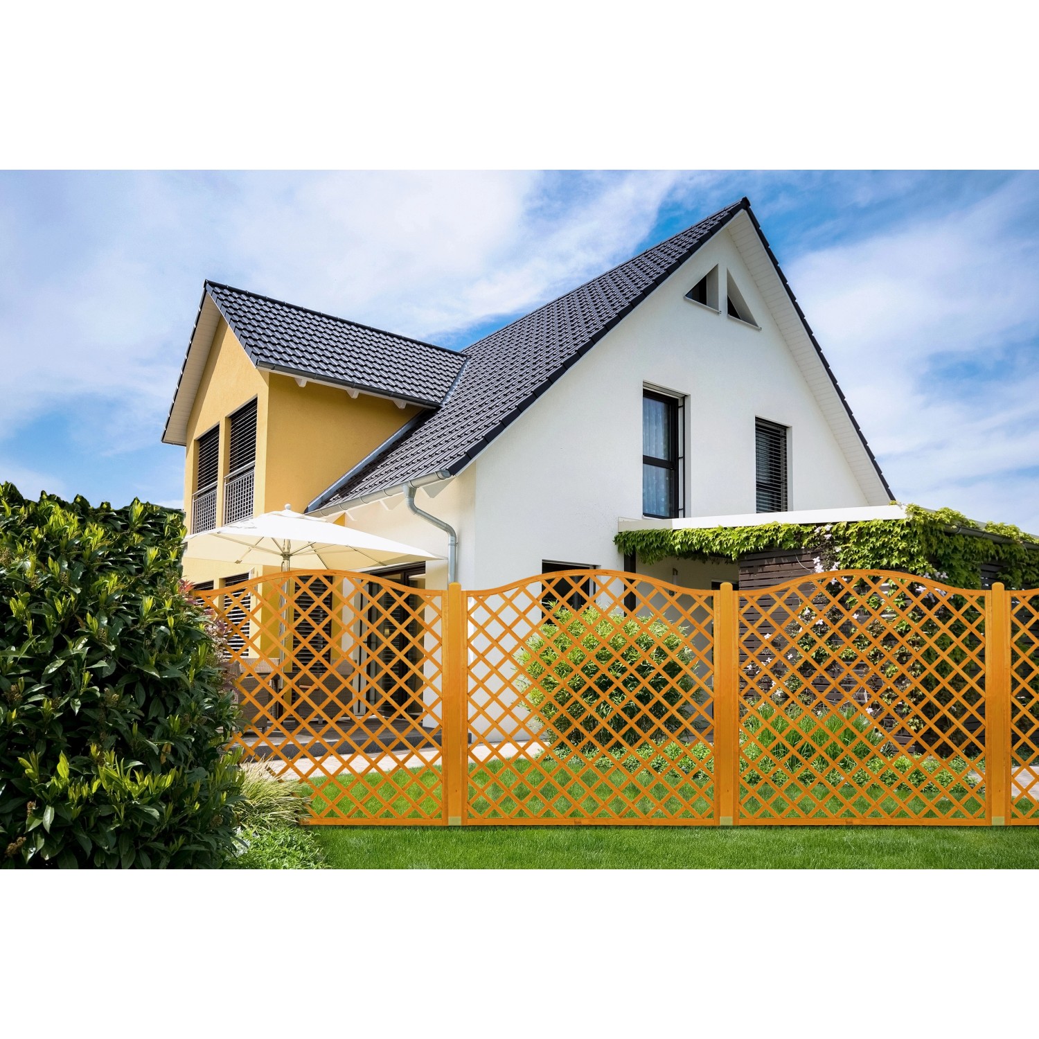 Sichtschutzzaun Nancy, pinienfarben, aus Kiefernholz mit Rautenmuster vor einem Haus.