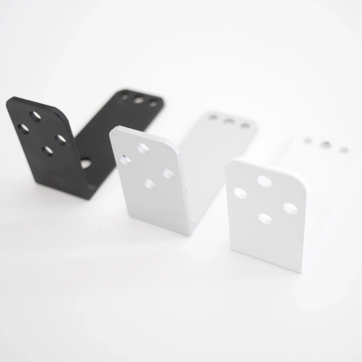 Wandhalterung für VASNER Teras X20 Heizstrahler in Schwarz, Silber und Weiß.