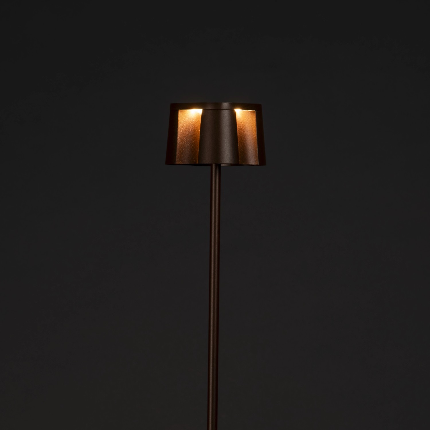 Rostfarbene Konstsmide LED Stehleuchte Nice, 120cm, für den Außenbereich.