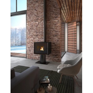 Schwarzer Freepoint Pelletofen Modo im modernen Wohnraum mit Ziegelwand und Kaminrohr.