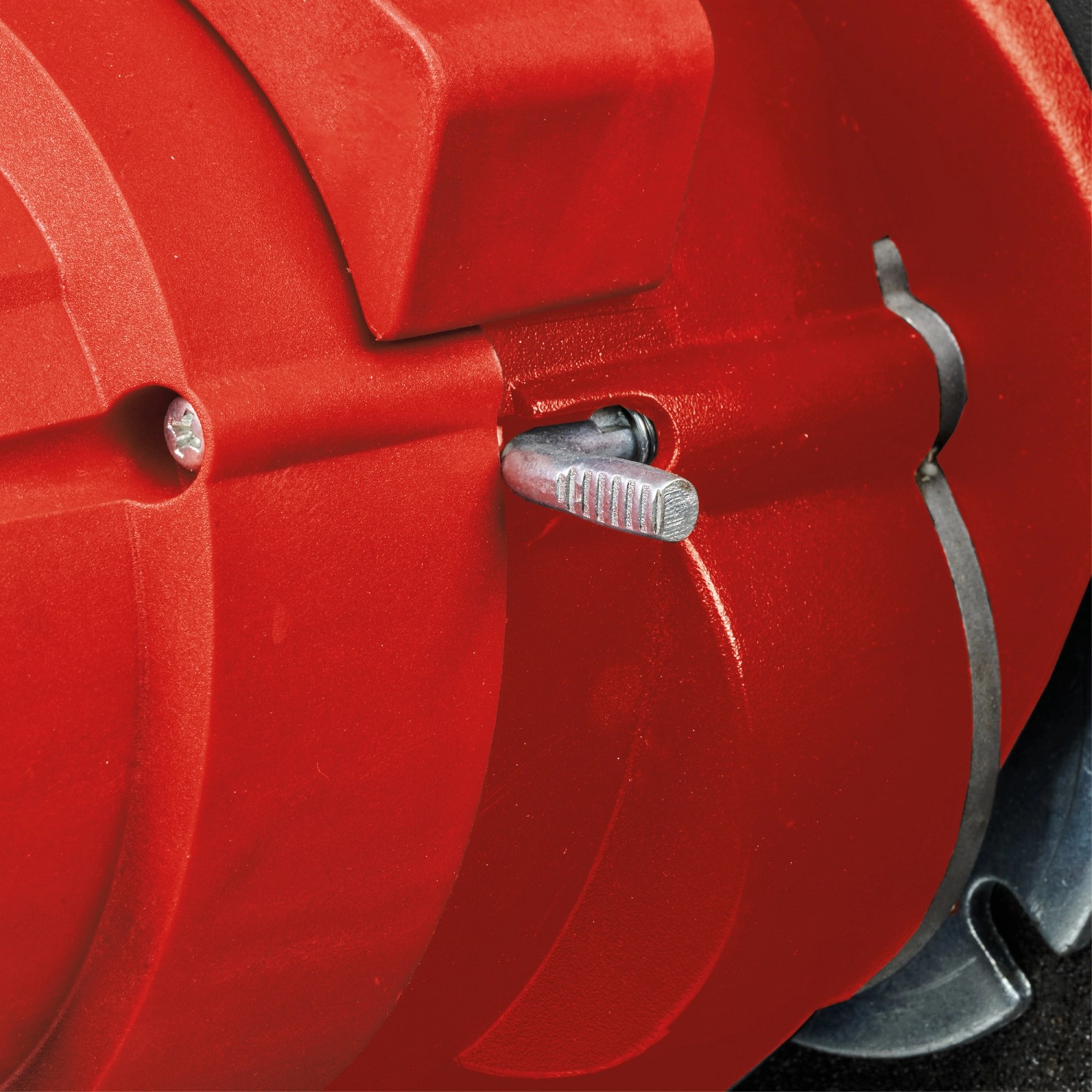 Detailaufnahme: Rote Einhell TC-MC 355/1 Metall-Trennmaschine mit Fixierung.