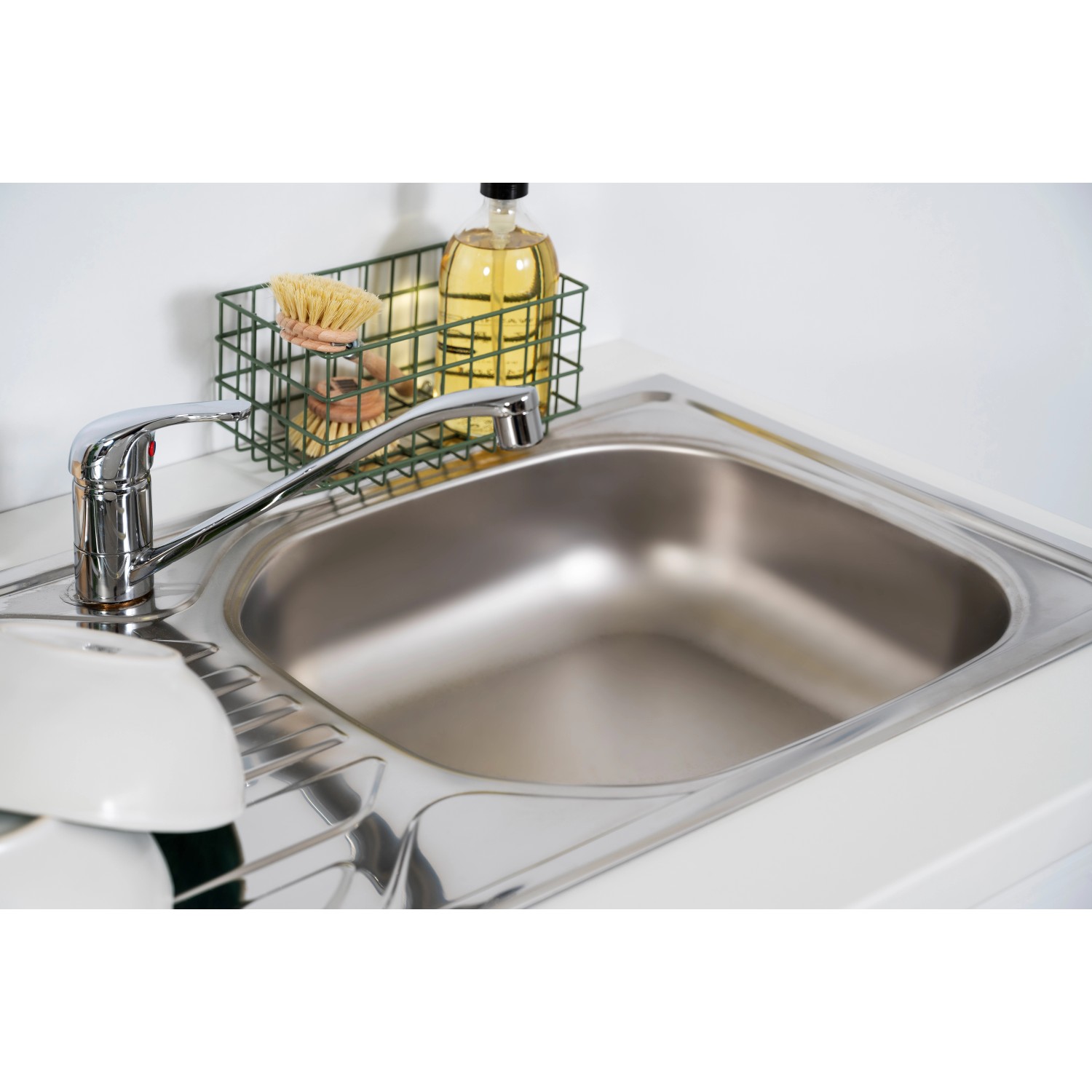 Spüle aus Edelstahl mit Armatur und Spülutensilien der Respekta Premium Küchenzeile.