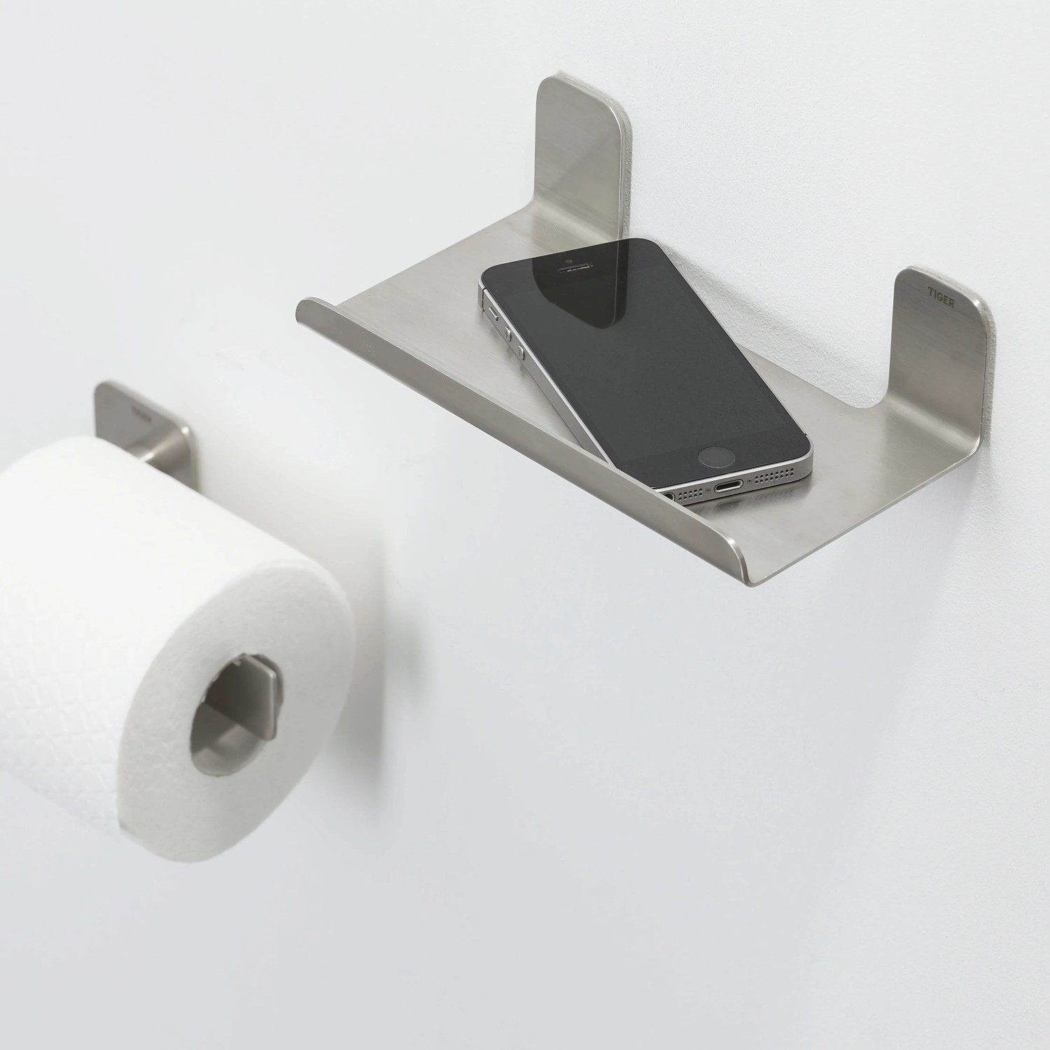 Tiger Colar Ablage aus gebürstetem Edelstahl mit Handy, Teil einer Ausstattungsserie.