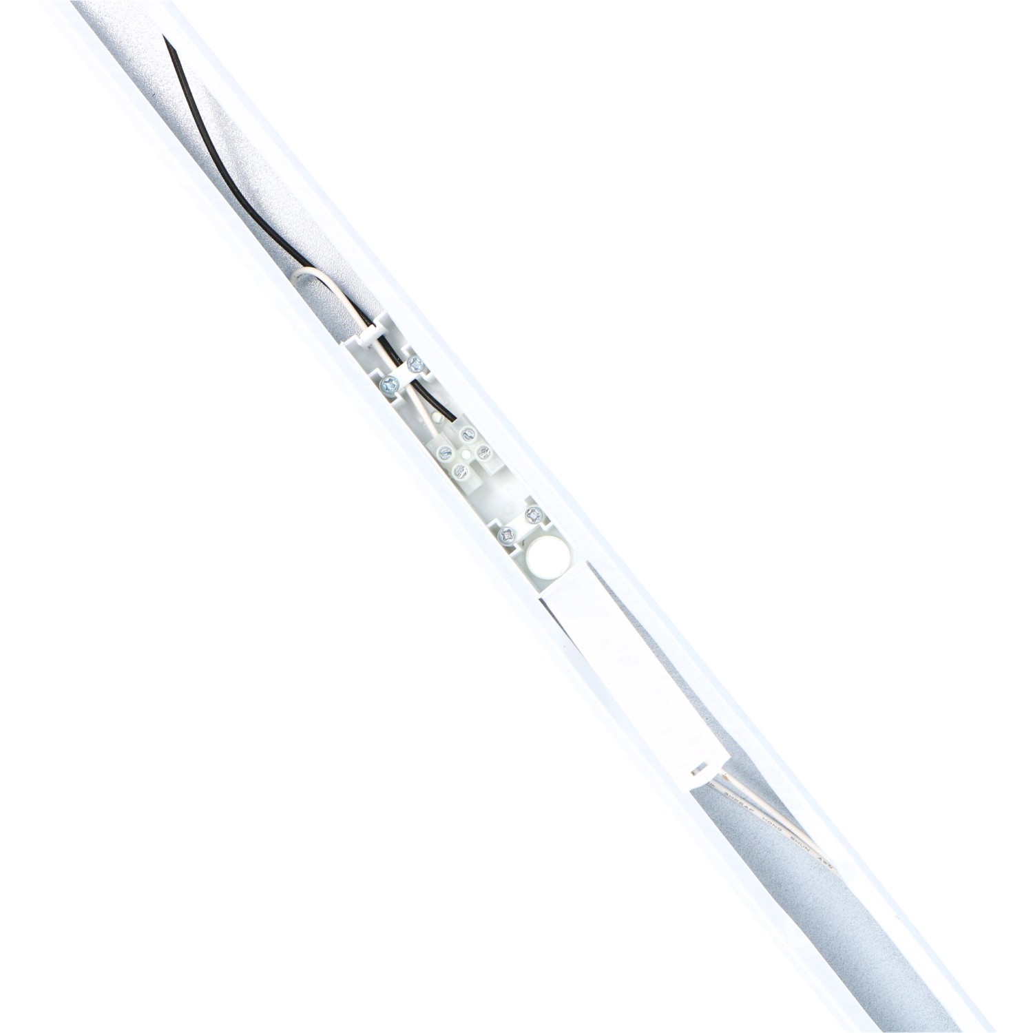 Detailaufnahme der grauen LED-Unterbauleuchte (60 cm) mit sichtbarer Verkabelung und T8-Fassung.