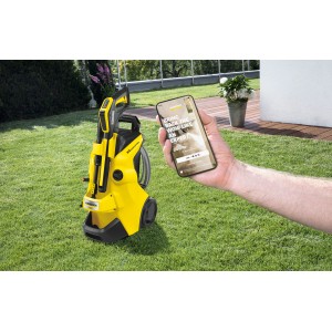 Gelber Kärcher K 4 Power Control Flex Hochdruckreiniger mit App-Steuerung im Garten.