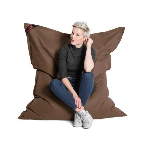 Brauner Sitting Point Sitzsack Big Foot Scuba (380 l) mit sitzender Person.