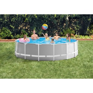 Intex Frame Pool Set Prism Rondo Ø 457 cm mit Familie im Garten.