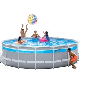 Intex Premium Frame Pool Set Prism Clearview mit Familie und Zubehör im Garten.