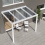 Weiße Terrassenüberdachung Professional (300x250 cm) mit Glasdach am Haus.