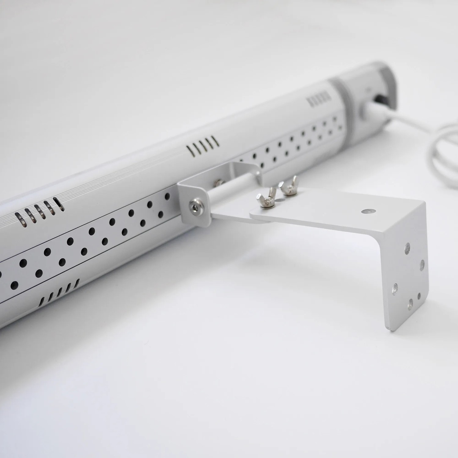 VASNER SlimLine X20 Infrarot-Heizstrahler in Silber mit Wandhalterung, Detailansicht.