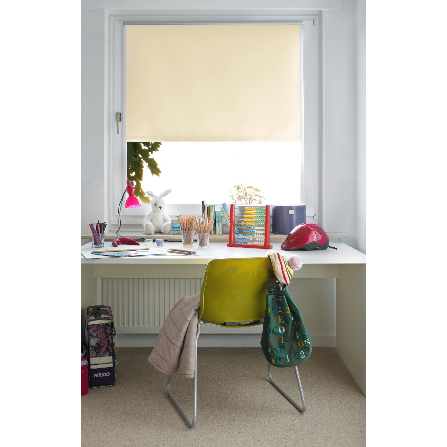 Gardinia EasyFix Thermo Rollo, 90x210 cm, Natur, am Fenster im Kinderzimmer.