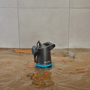 Gardena 2in1 Schmutzwasser-Tauchpumpe 2000 Basic im Einsatz in verschmutztem Wasser.