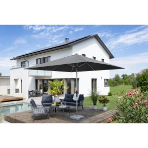 Quadratischer, anthrazitfarbener Schneider Balkonschirm 325x325 cm mit Kurbelmechanik auf Terrasse.