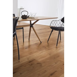 Kaindl Laminat Eiche Ferrara, 8mm stark. Wohnraum-Szene mit Esstisch und Stühlen auf dem Laminatboden.
