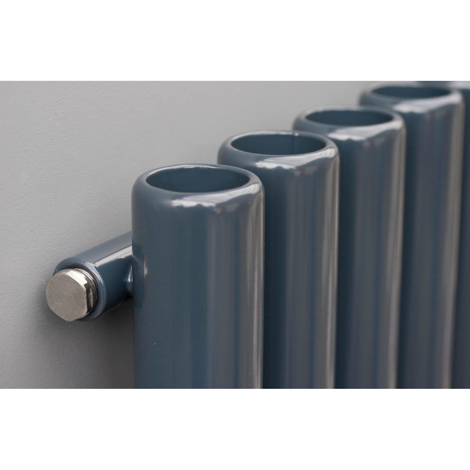 Ximax Erupto Raumheizkörper, 600x585 mm, Anthrazit, 631 Watt, Detailaufnahme der Rohr-in-Rohr Bauweise.