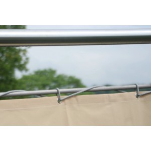 Floracord Balkonverkleidung Sisal am Geländer befestigt, Detailaufnahme.