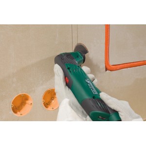 LUX HM-Segmentsägeblatt 85 mm im Einsatz mit Multitool zum Schleifen von Fliesenkleberresten.