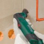 LUX HM-Segmentsägeblatt 85 mm im Einsatz mit Multitool zum Schleifen von Fliesenkleberresten.