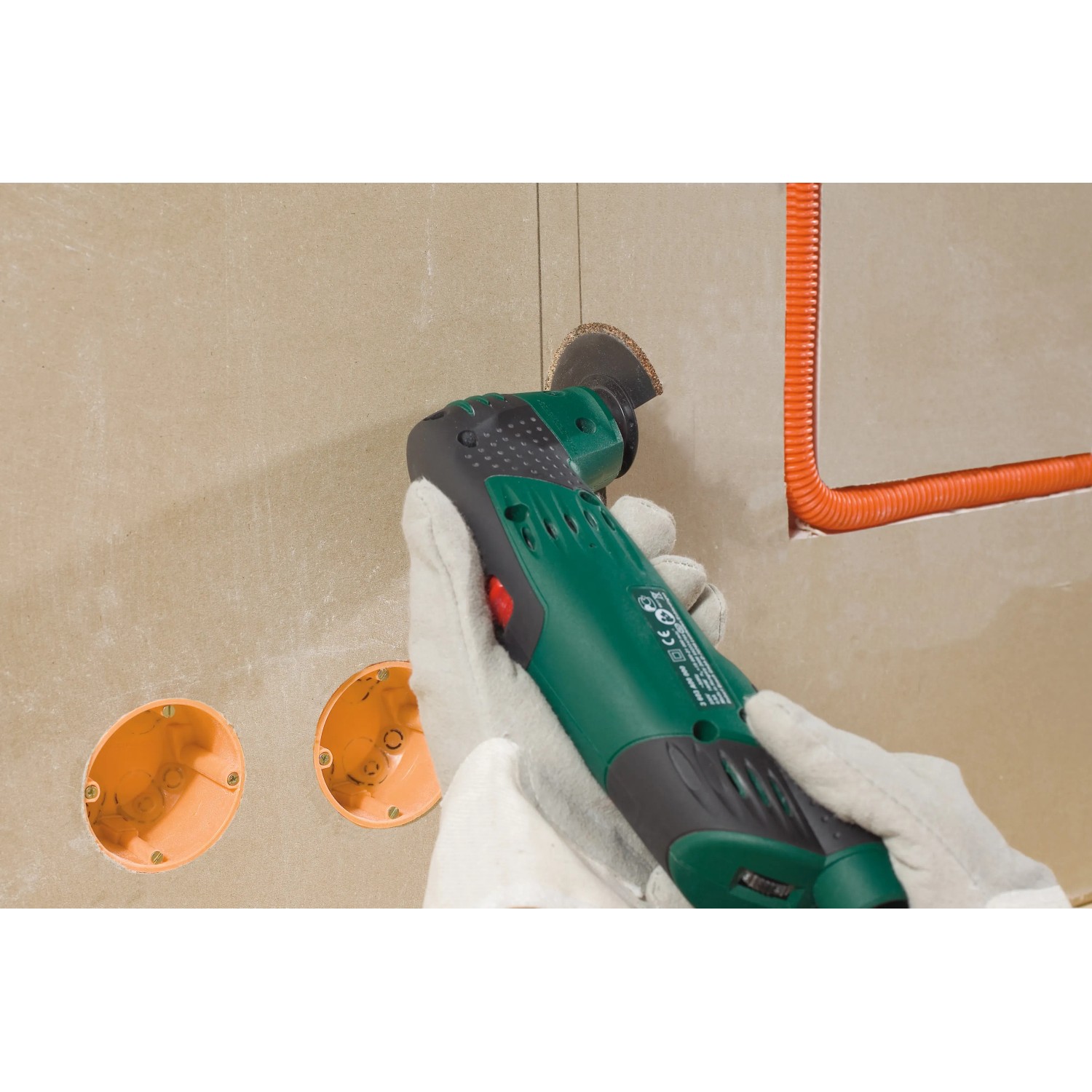 LUX HM-Segmentsägeblatt 85 mm im Einsatz mit Multitool zum Schleifen von Fliesenkleberresten.