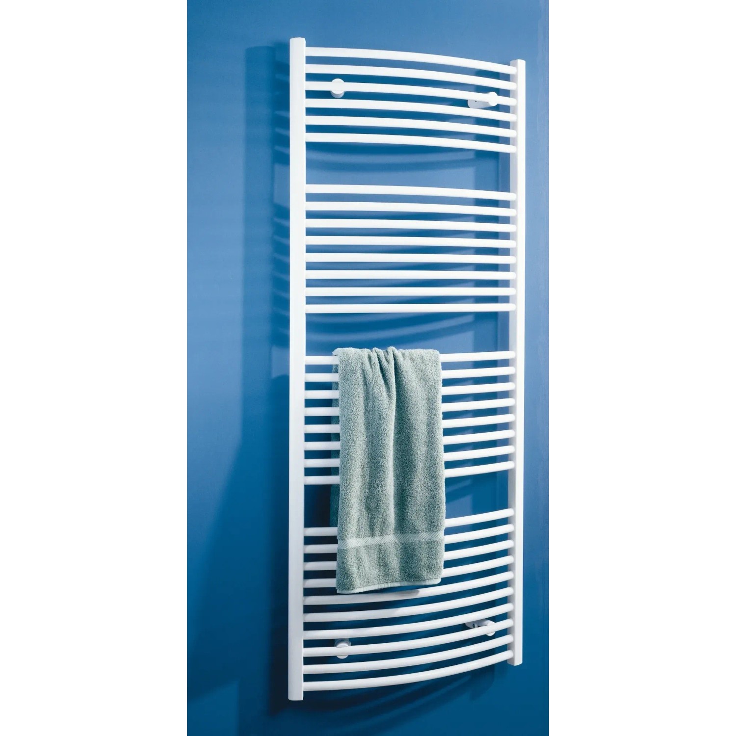 Weißer Schulte Design-Heizkörper Europa mit Handtuch an blauer Wand.
