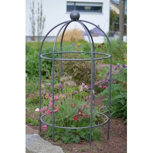 Eleo Pflanzenstütze Arezzo, 95 cm, pulverbeschichtet, im Garten mit Blumen.