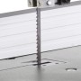 Detailaufnahme der Einhell TC-SB 200/1 Bandsäge: Sägeblatt und Tisch.