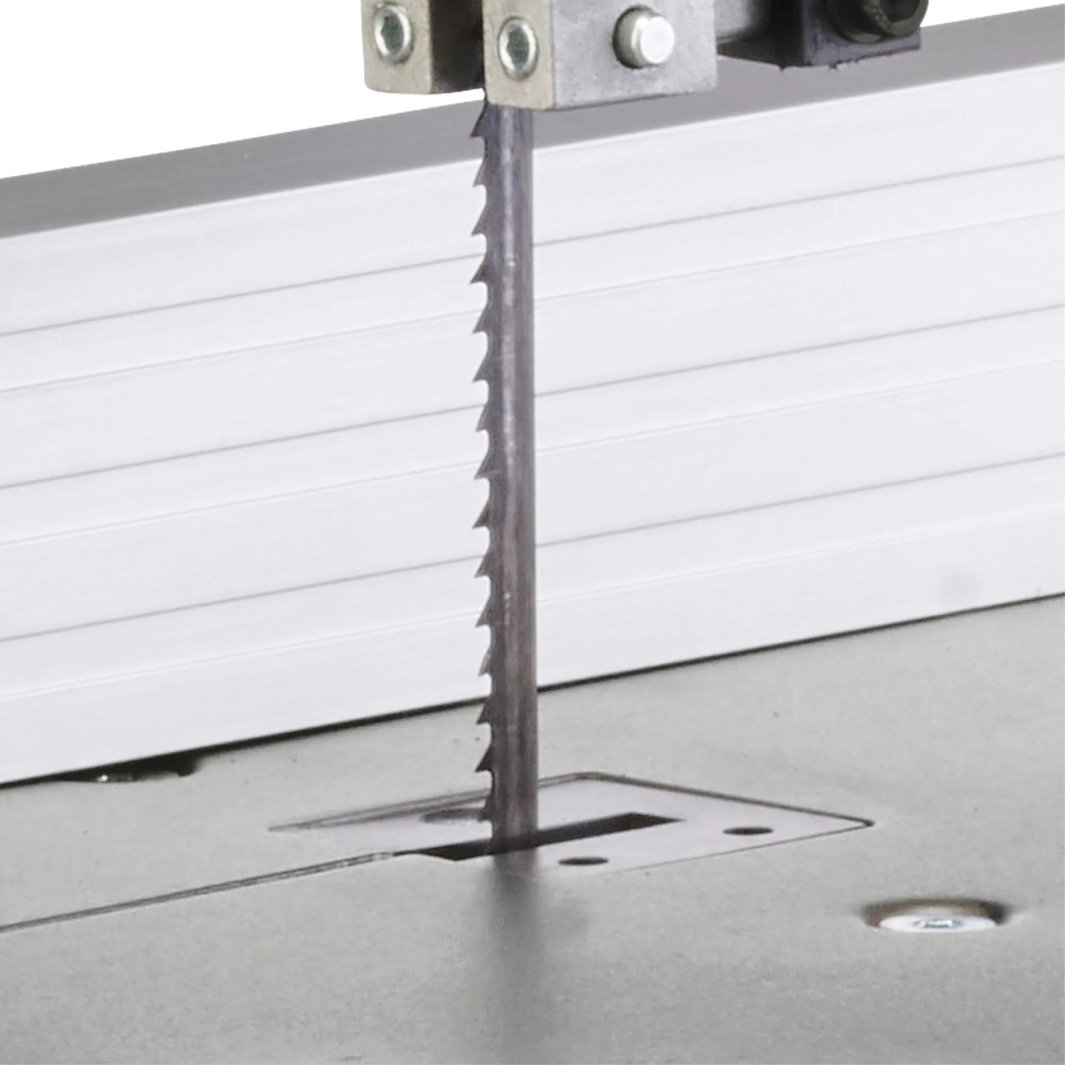 Detailaufnahme der Einhell TC-SB 200/1 Bandsäge: Sägeblatt und Tisch.
