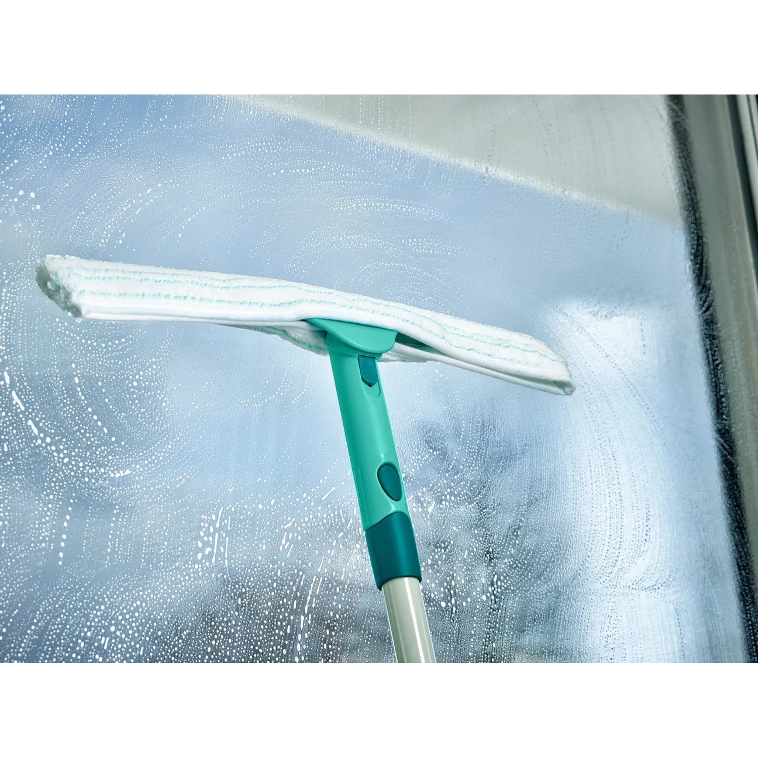 Leifheit Fensterabzieher Window Slider M beim Reinigen einer Fensterscheibe.