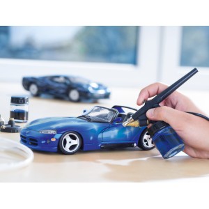 LUX Airbrush-Set D-FSP-3 beim Lackieren eines blauen Modellautos. Zubehör für Kompressoren.