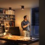 Schwarzer Philips Hue Pillar LED-Aufbauspot White Ambiance im Wohnraum.