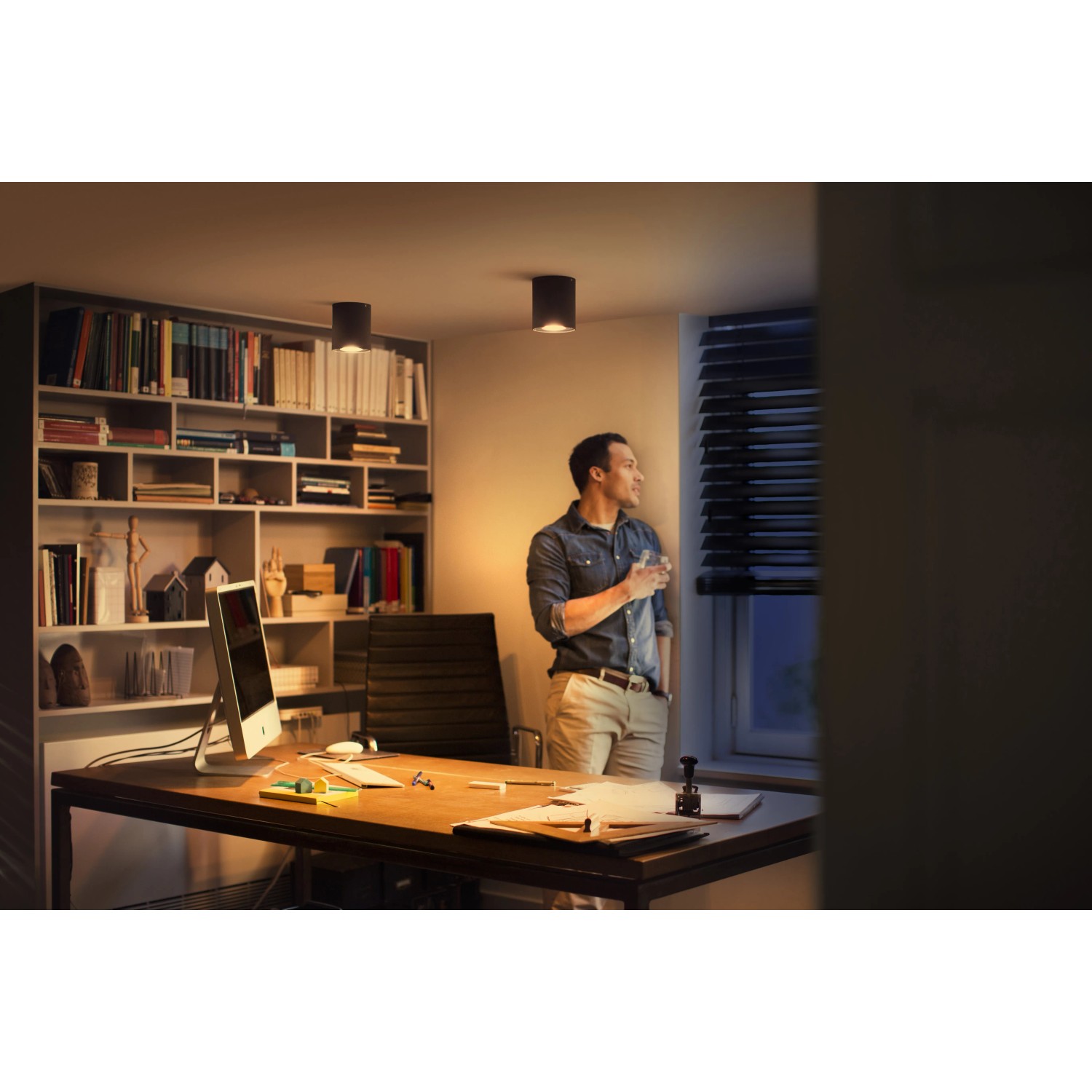 Schwarzer Philips Hue Pillar LED-Aufbauspot White Ambiance im Wohnraum.