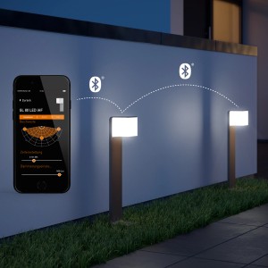 Smarte Steinel LED-Gartenleuchte GL 80 in Anthrazit, per App steuerbar.