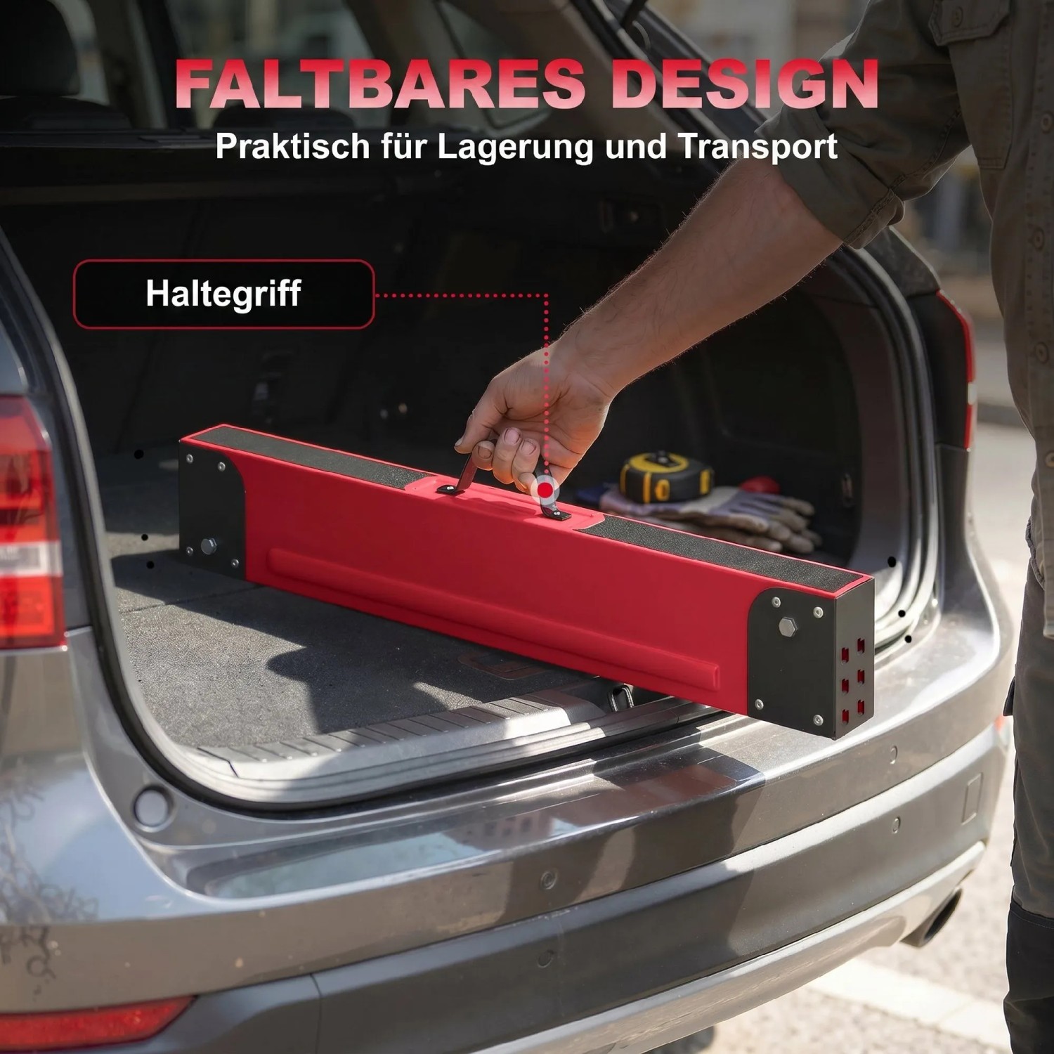 Roter, faltbarer HOMCOM Arbeitsbock aus Metall mit Haltegriff wird in Kofferraum geladen. Praktisch für Transport.
