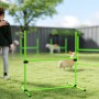 Grünes Kunststoff Agility Set für Hunde. Verstellbare Hürde für Hundetraining im Garten.