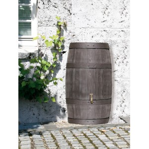Dunkelbraune Arves Regentonne Burgund 500 l in Holzoptik mit Wasserhahn vor einer Wand.