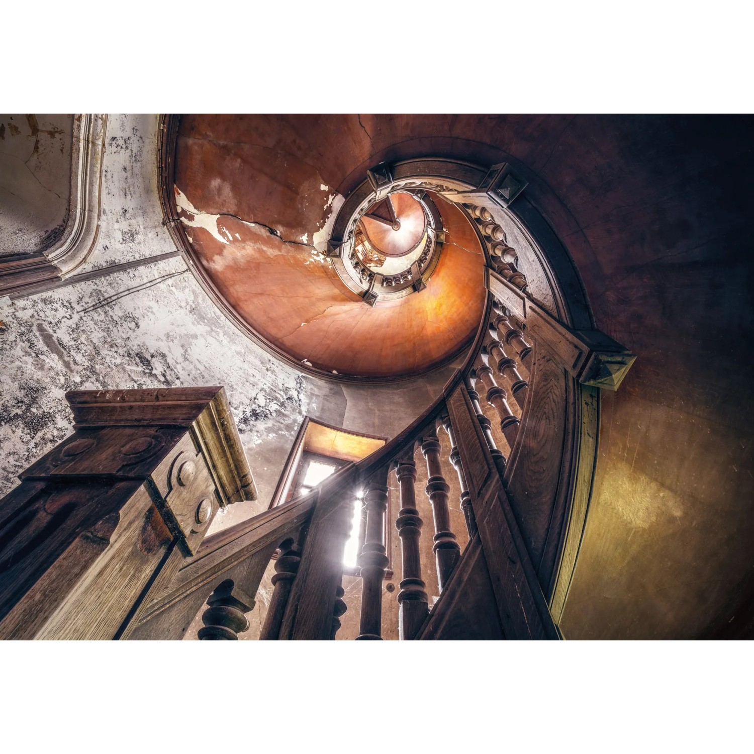 Komar Fototapete Vlies Oak Spiral: Detailaufnahme einer Wendeltreppe mit Holzgeländer.